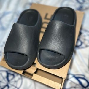 New Yeezy Slides ( authentic )